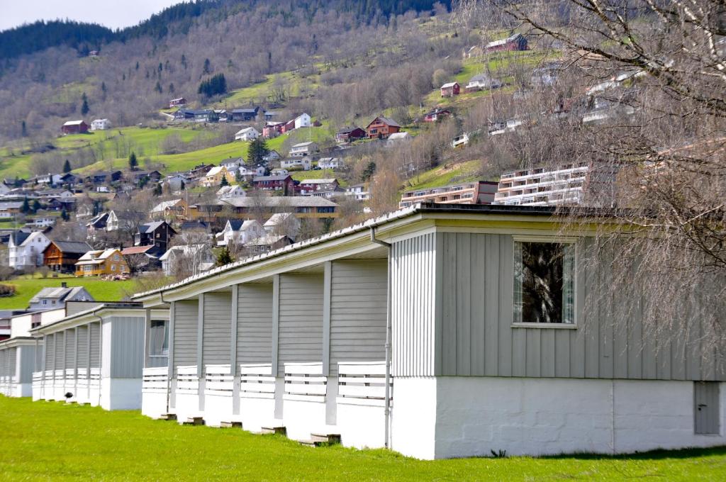 una fila di edifici su una collina con un villaggio di Fleischer's Motel a Vossevangen