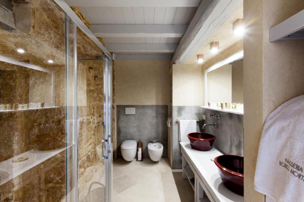 Koupelna v ubytování Masseria Borgo Mortella