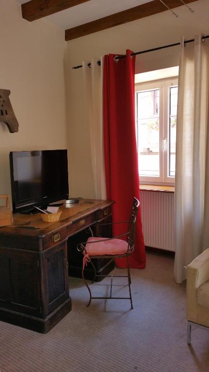 TV a/nebo společenská místnost v ubytování Chambres touristiques La Cour Des Hôtes