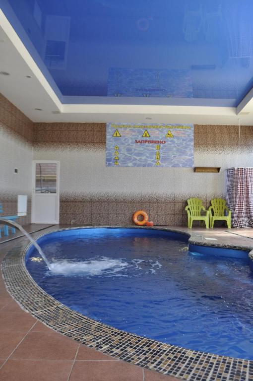 ラザレフスコエにあるFort Artur Hotelの大きなスイミングプール付きのホテルルームのプールを利用できます。