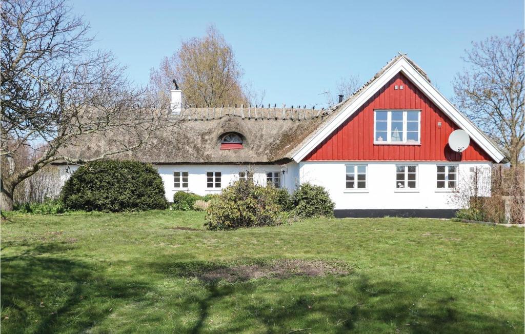 une maison rouge et blanche avec un toit rouge dans l'établissement Amazing Home In Lderup With House A Panoramic View, à Löderup