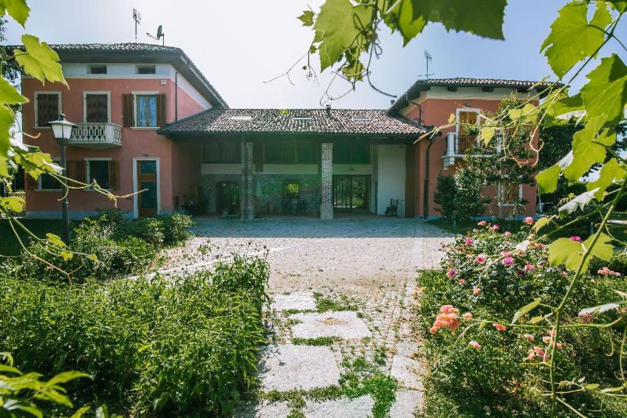 uma casa grande com um jardim em frente em IN VIRIDI em Cuneo