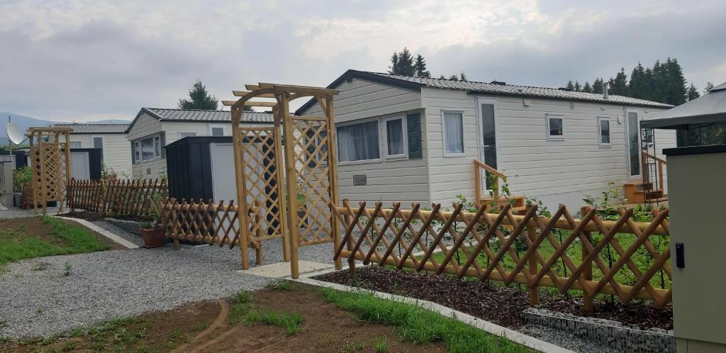 una valla de madera frente a una casa en Mobilheime, en Klaffer am Hochficht