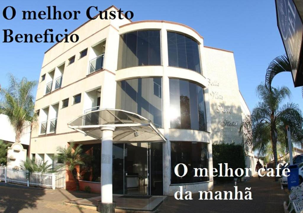 un grande edificio bianco con palme di fronte di Bella Vista Park Hotel a Ilha Solteira
