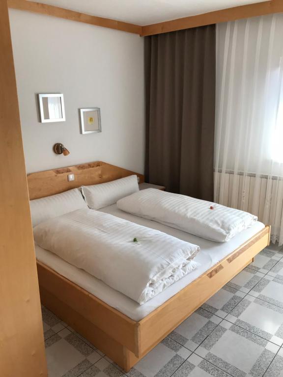 Postel nebo postele na pokoji v ubytování Gästehaus und Weinbau Zur Wiederkehr Strudler