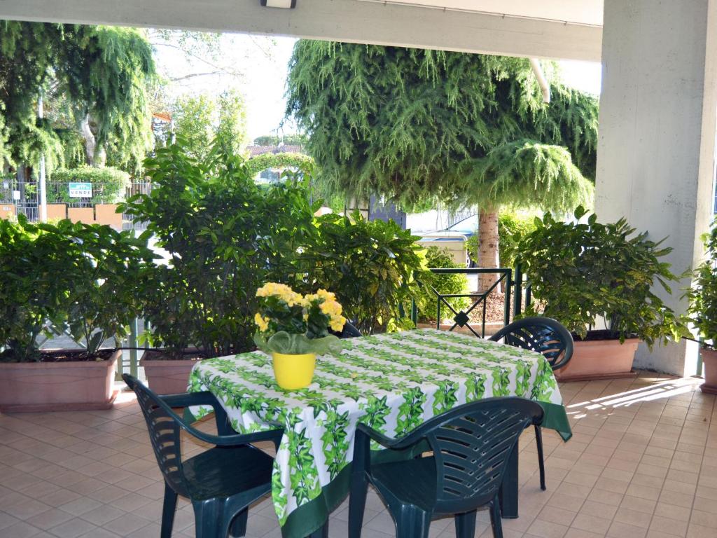リド・デッレ・ナツィオーニにあるAmerica Appartamento Piano Terraの花のテーブル