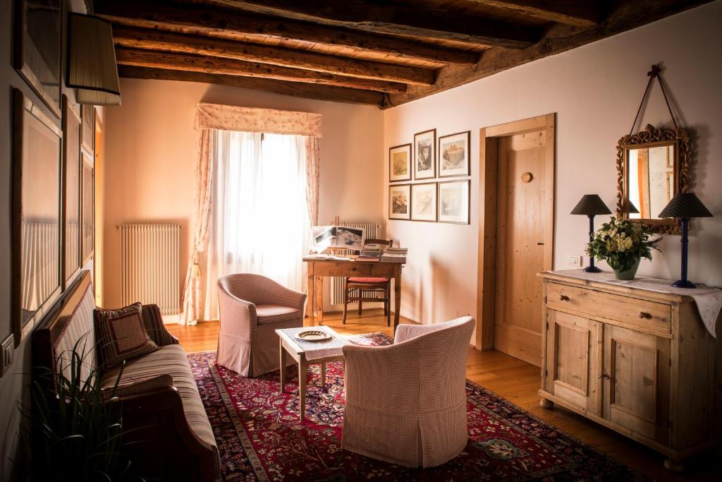 een woonkamer met een bank en een tafel bij B&B Gastaldo di Rolle in Cison di Valmarino