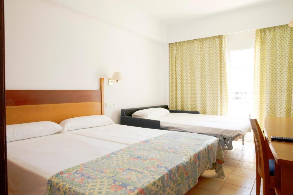 Postel nebo postele na pokoji v ubytování Gavimar Cala Gran Hotel and Apartments