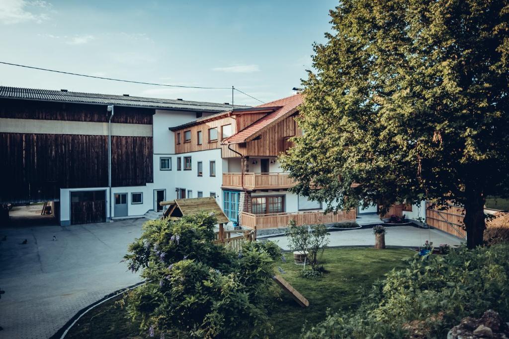 einen Blick über ein Gebäude mit einem Hof in der Unterkunft Wastlbauer in Mattsee