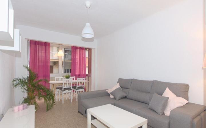 Sala de estar con sofá gris y mesa en APARTAMENTO VISTABELLA, en Murcia