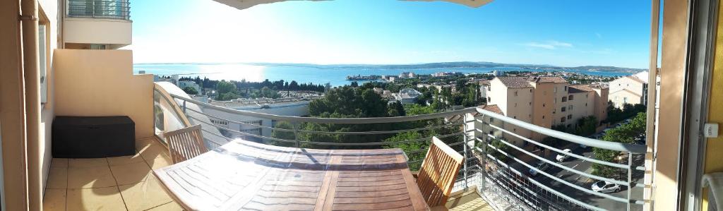 un balcon avec vue sur une ville dans l'établissement T2 terrasse vue panoramique, piscine, parking, wifi, 2 tv connectées, netflix, clim, ascenseur, barbecue, à Sète