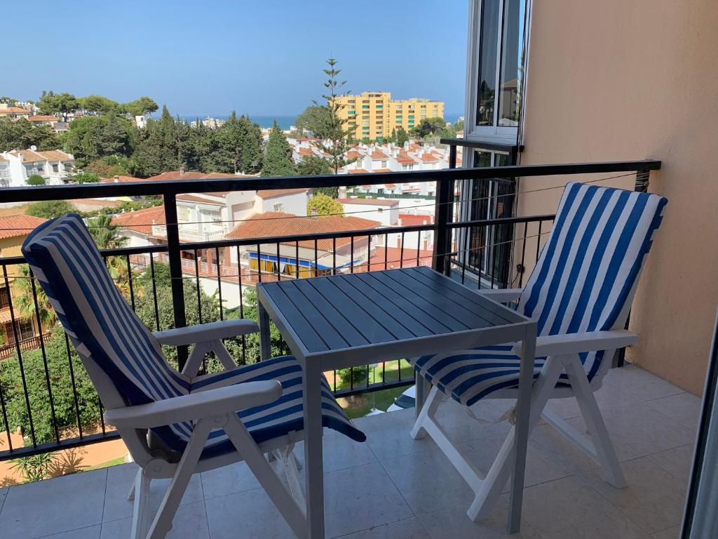 2 sillas y una mesa en el balcón en Mar del Sur Apartments Benalmádena, en Benalmádena