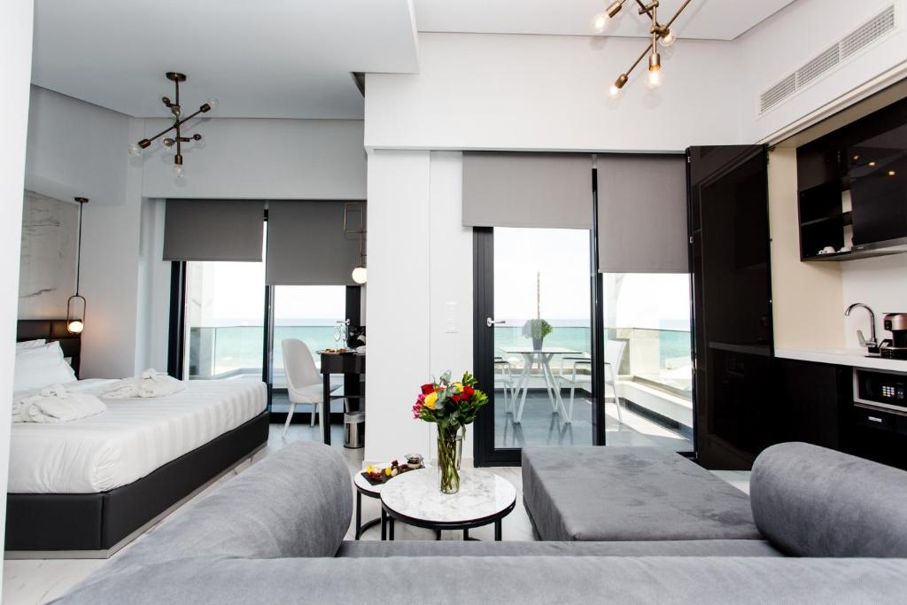 Posteľ alebo postele v izbe v ubytovaní Crystal villas & suites