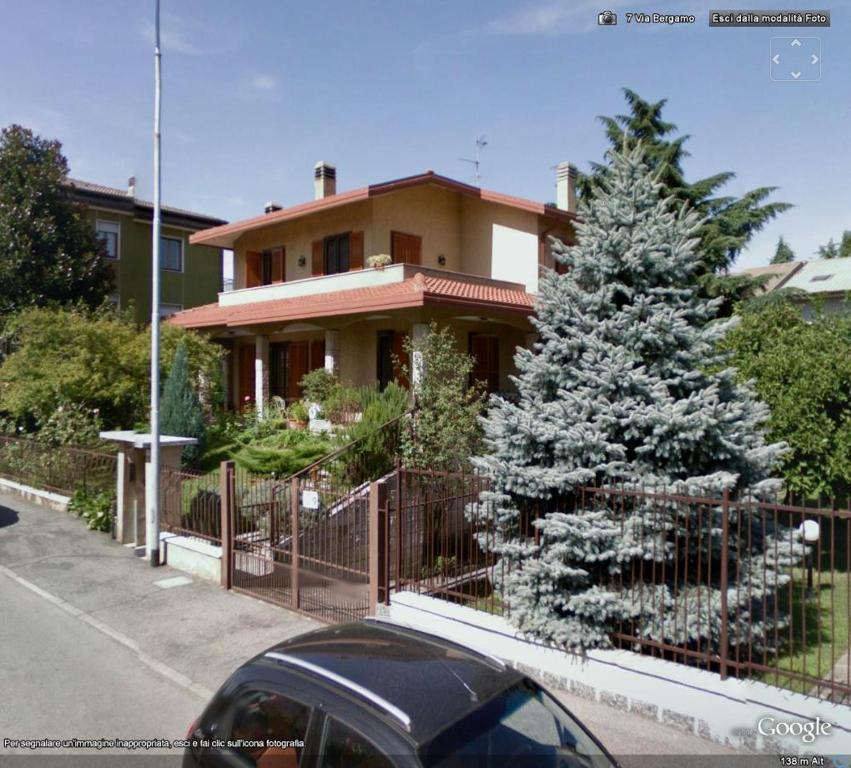 una casa con un árbol de Navidad delante de ella en Le Magnolie B&B en Bussero