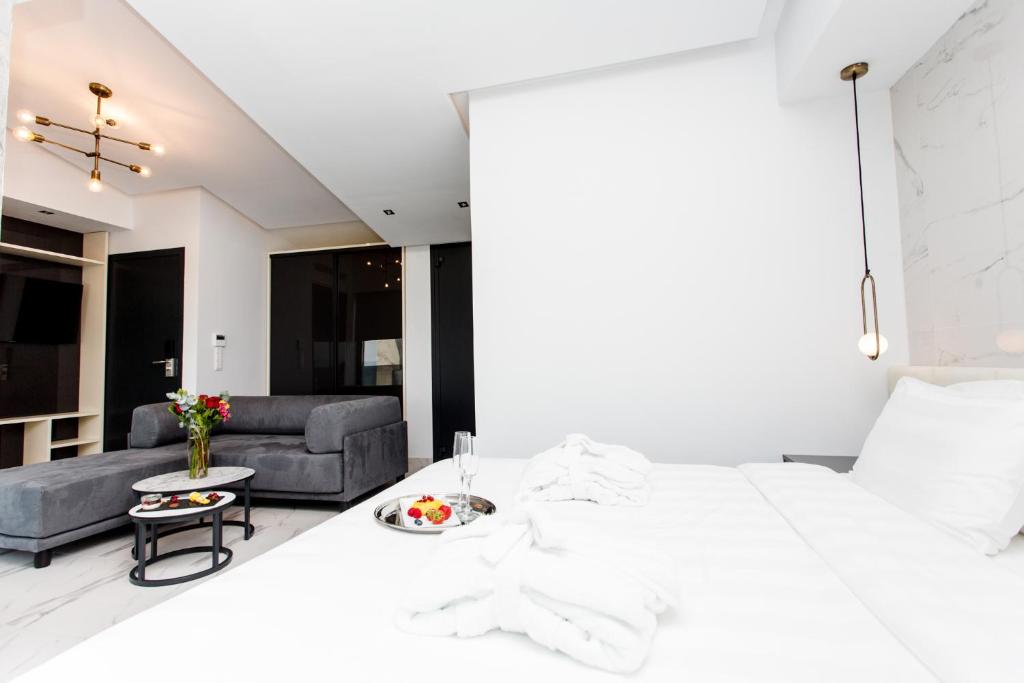 Posteľ alebo postele v izbe v ubytovaní Crystal villas & suites