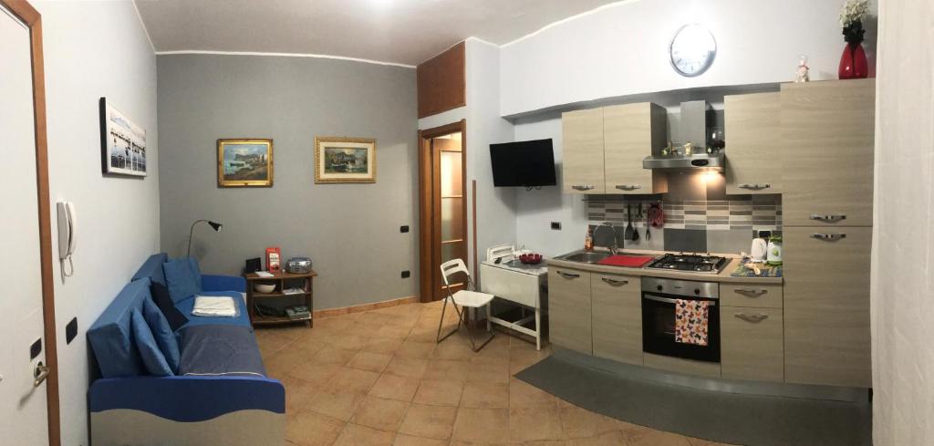 ナポリにあるcasa via dei fiorentiniのキッチン、リビングルーム(青いソファ付)