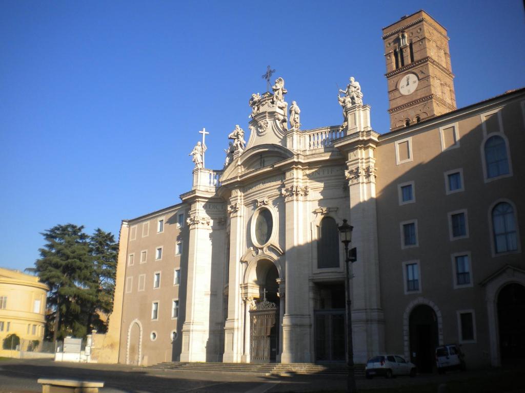 un edificio con una torre dell'orologio sopra di B&B La Finestra di Fronte a Roma