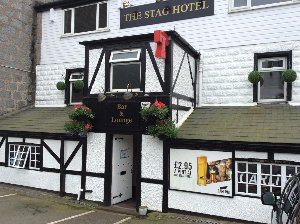 um edifício com uma placa que lê o hotel do palco em The Stag Hotel em Banchory