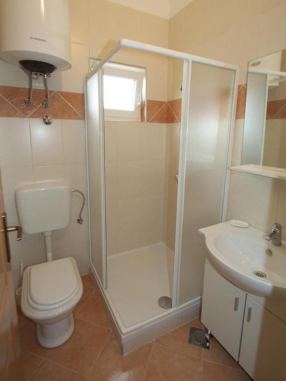 Łazienka w obiekcie Apartments Novalja