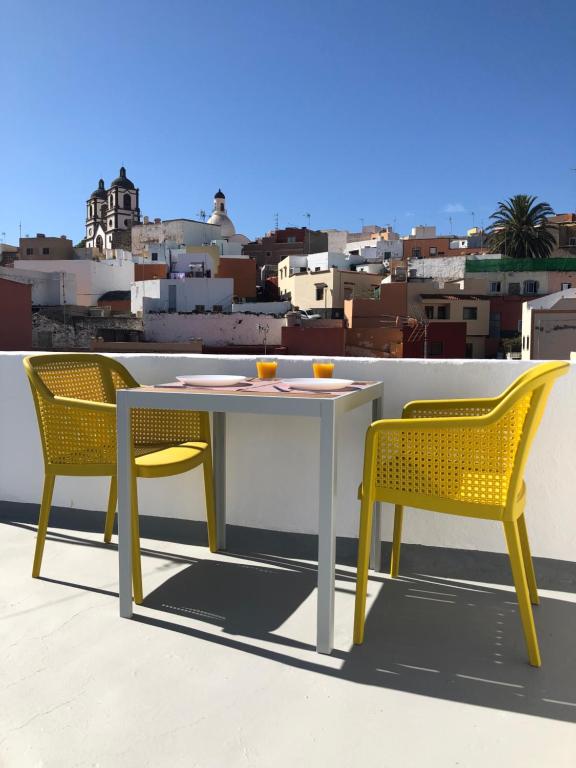 een tafel en twee stoelen op een dak bij Villa Nestor in Ingenio