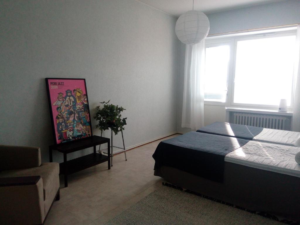 1 dormitorio con cama y ventana en Apartment Widbominkulma en Pori