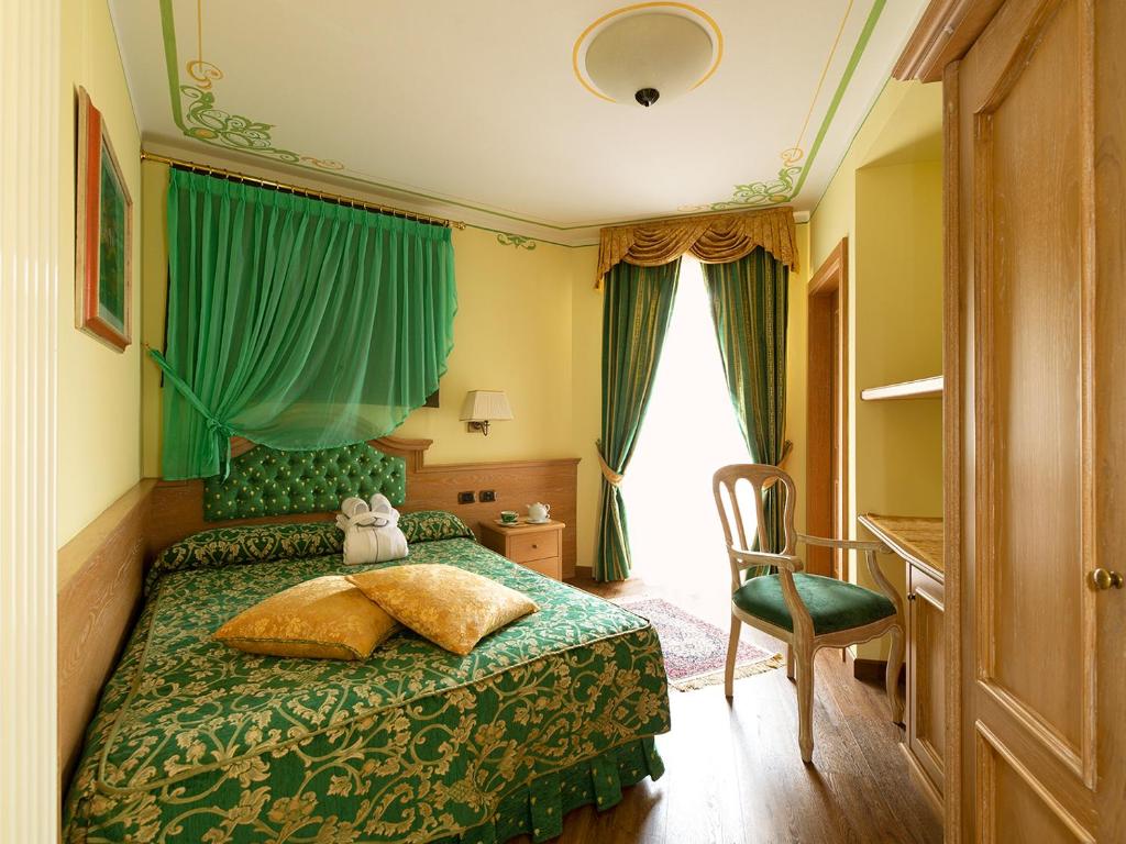 Postel nebo postele na pokoji v ubytování Hotel Alle Alpi