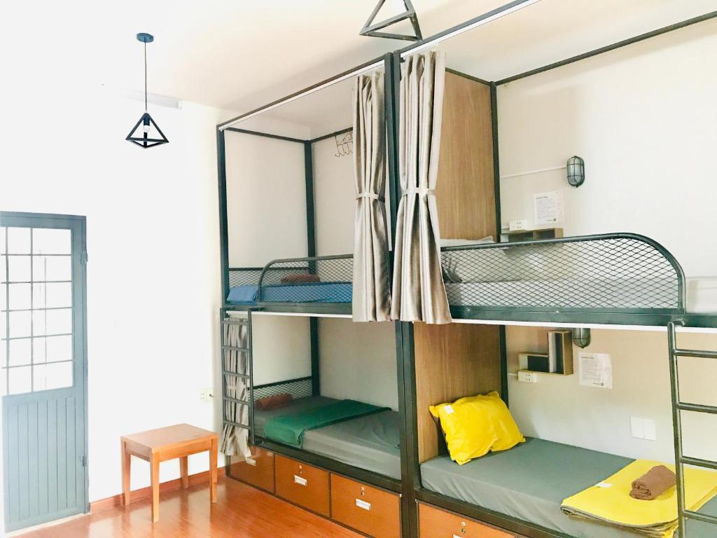 Cette chambre comprend 3 lits superposés et une table. dans l'établissement Hava Homestay, à Lạng Sơn