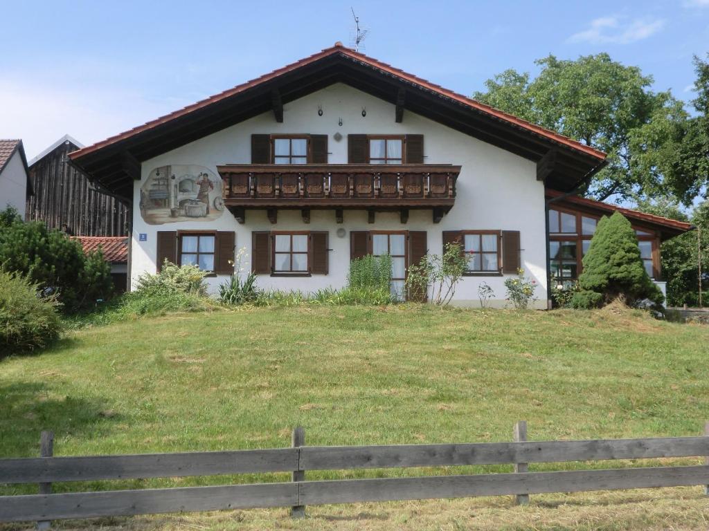 a white house with a wooden roof at Ferienwohnung Oblfing in Schöllnach