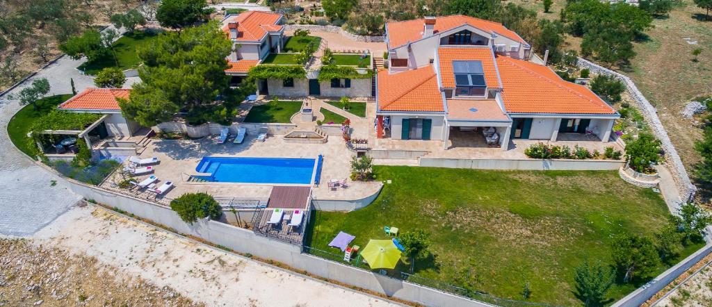Bazén v ubytovaní ISOLATED Five Star Luxury Villa With Private Pool alebo v jeho blízkosti