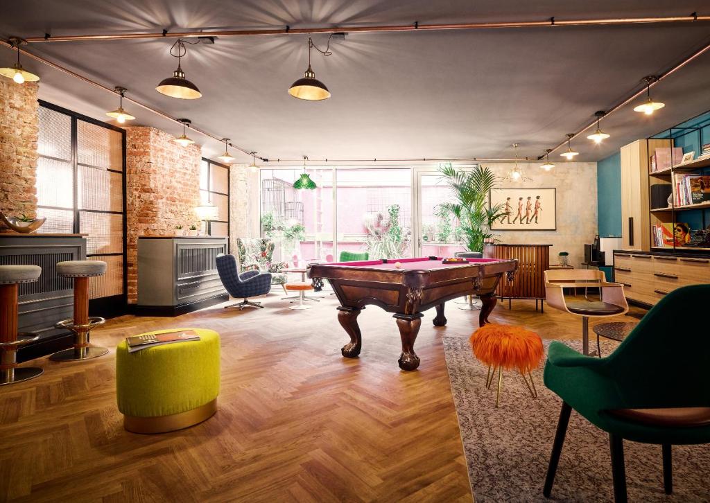 Ein Sitzbereich in der Unterkunft Max Brown Hotel 7th District, part of Sircle Collection