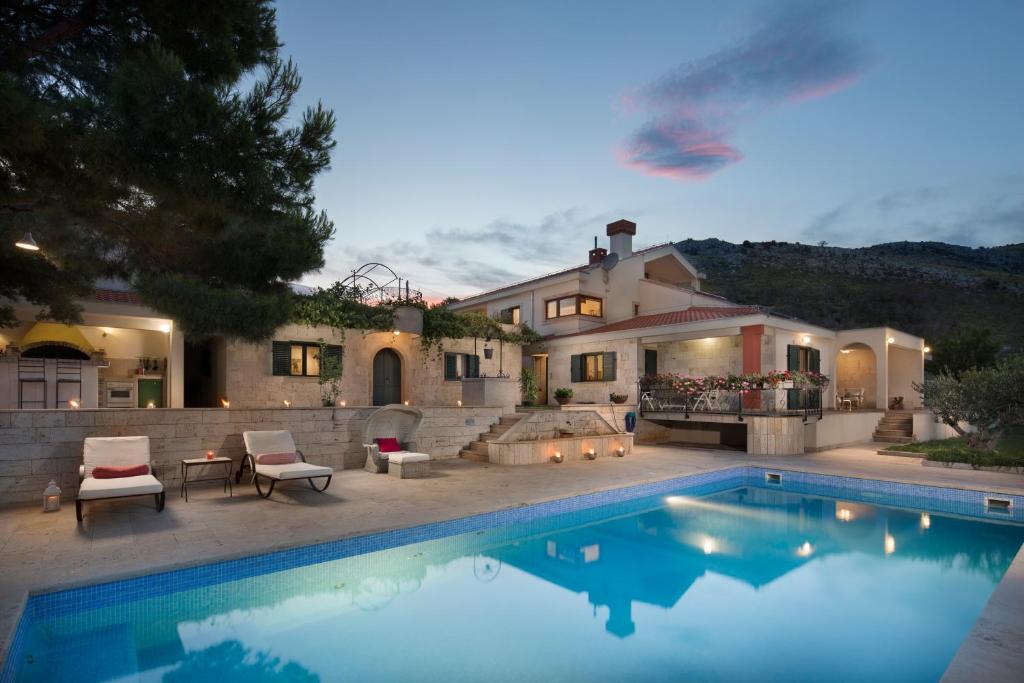 Bazén v ubytovaní ISOLATED Five Star Luxury Villa With Private Pool alebo v jeho blízkosti