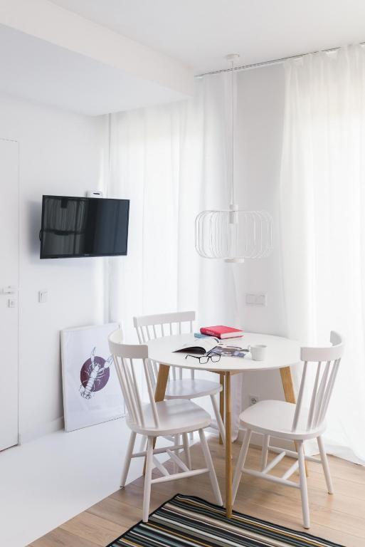 Televízia a/alebo spoločenská miestnosť v ubytovaní Colors Apartments Zator - tylko 10 minut piechotą od Energylandii