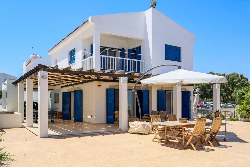 Phaedrus Living: Seaside Luxury Villa Anafi