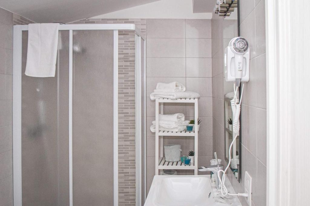 un bagno con lavandino e specchio di B&B ALLA NIVIERA ad Adelfia