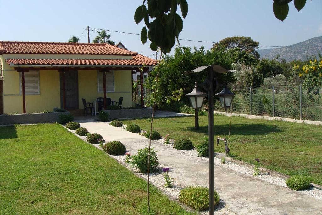 dom z ogrodem z lampą na dziedzińcu w obiekcie Gorjelina `s House w mieście Wolos