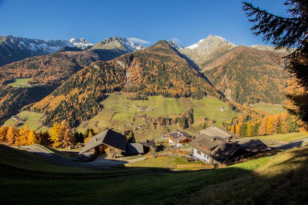 a house on a hill with mountains in the background at Innertrein in Cadipietra