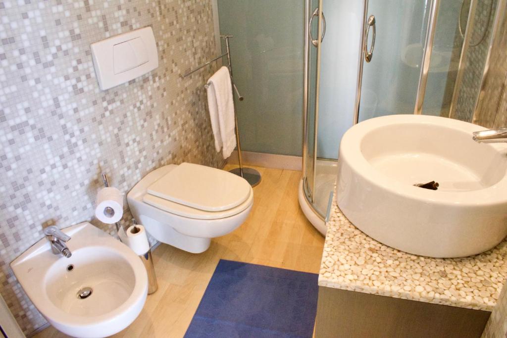 A bathroom at App4rent Augustus Sea View - Family House - wifi&parking - 3 rooms