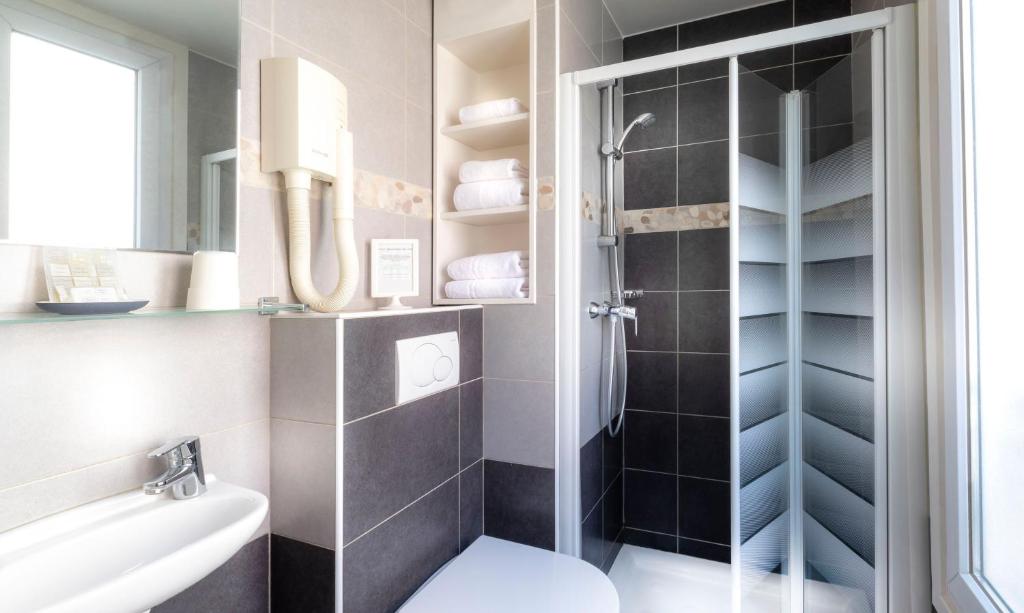فندق مونتسوريه أورليانز في باريس: حمام مع دش ومرحاض