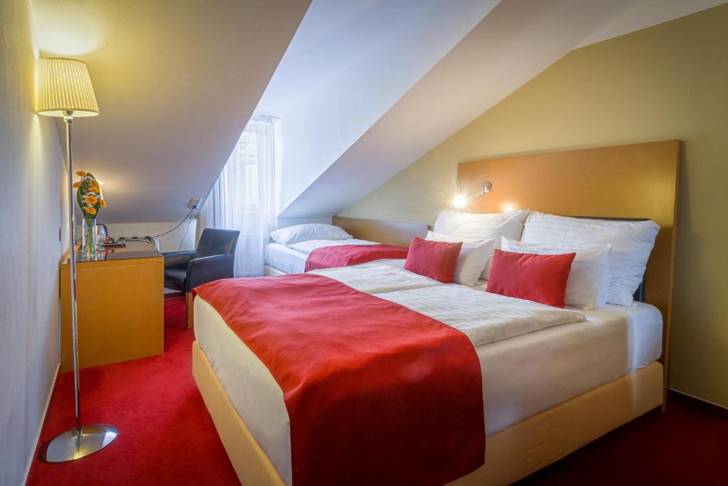 Postel nebo postele na pokoji v ubytování Theatrino Hotel