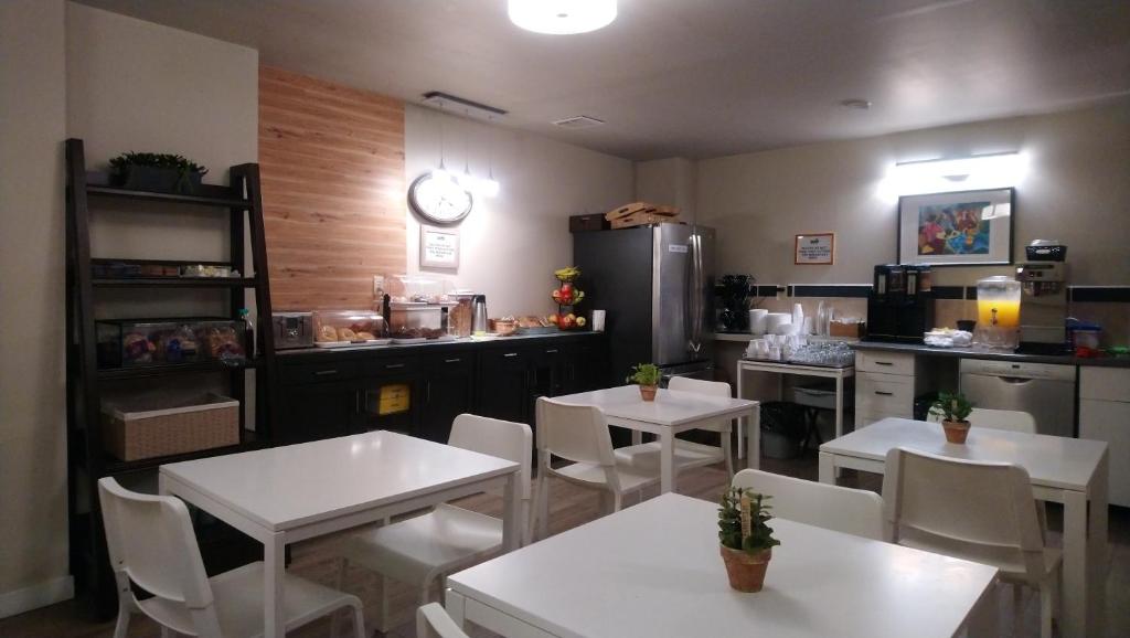 Travelodge by Wyndham Edmonton East - Resim 4