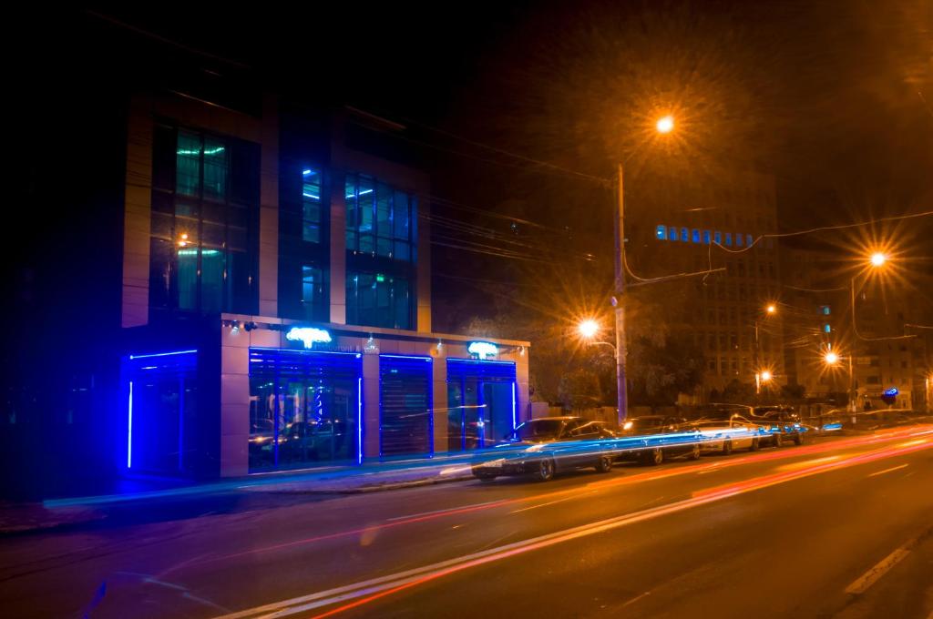 a city street at night with a car on the street at Hotel Aqua in Târgu Jiu