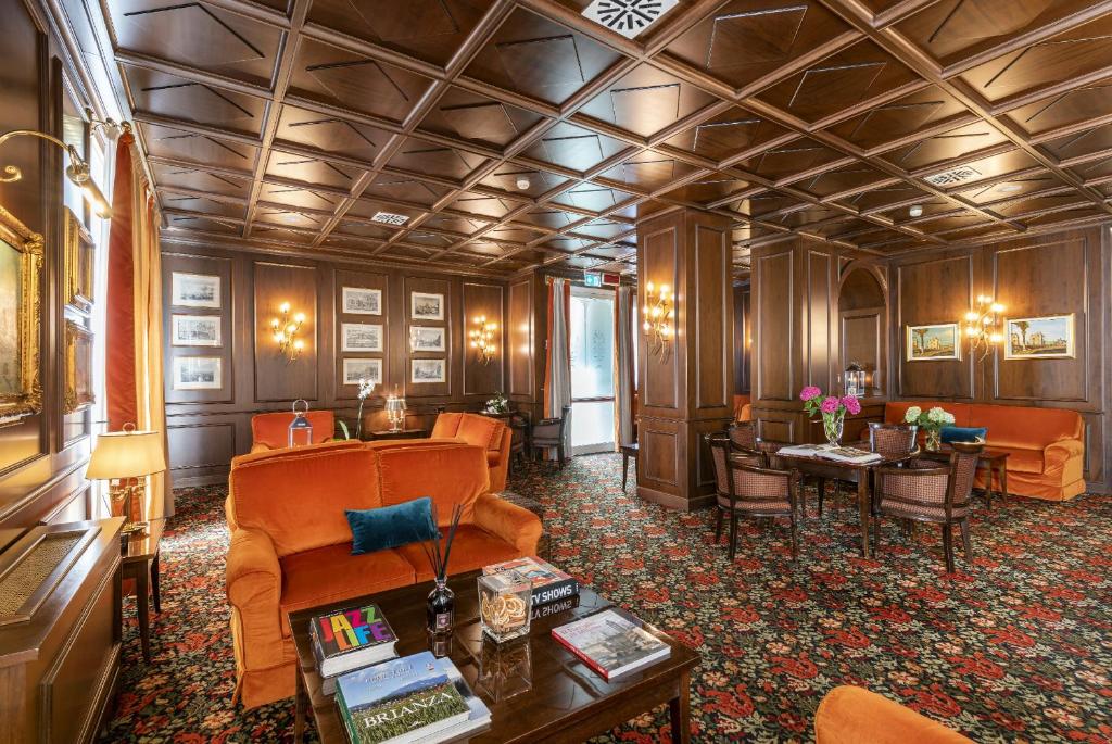 Posezení v ubytování The Regency Sure Hotel Collection by Best Western