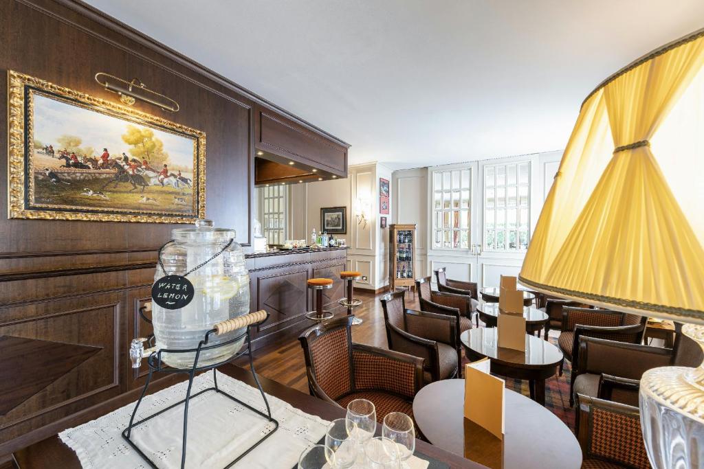 Posezení v ubytování The Regency Sure Hotel Collection by Best Western