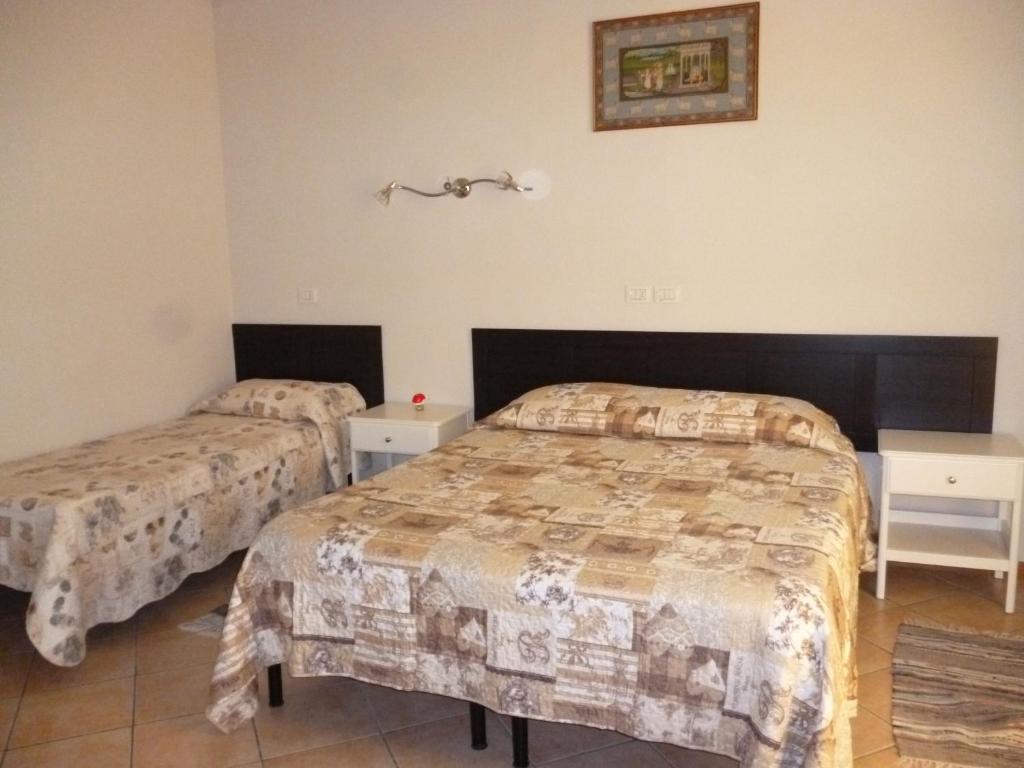 ラストラ・ア・シーニャにあるEurotravel Bed And Carのベッドルーム1室(ベッド2台、ナイトスタンド2台付)