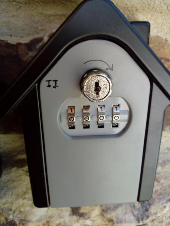 urządzenie elektroniczne z przyciskiem w obiekcie Casa Rural Penaquente w mieście Santa Marta de Ortigueira