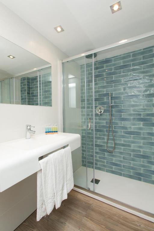 Ванная комната в Hotel Pinos Playa