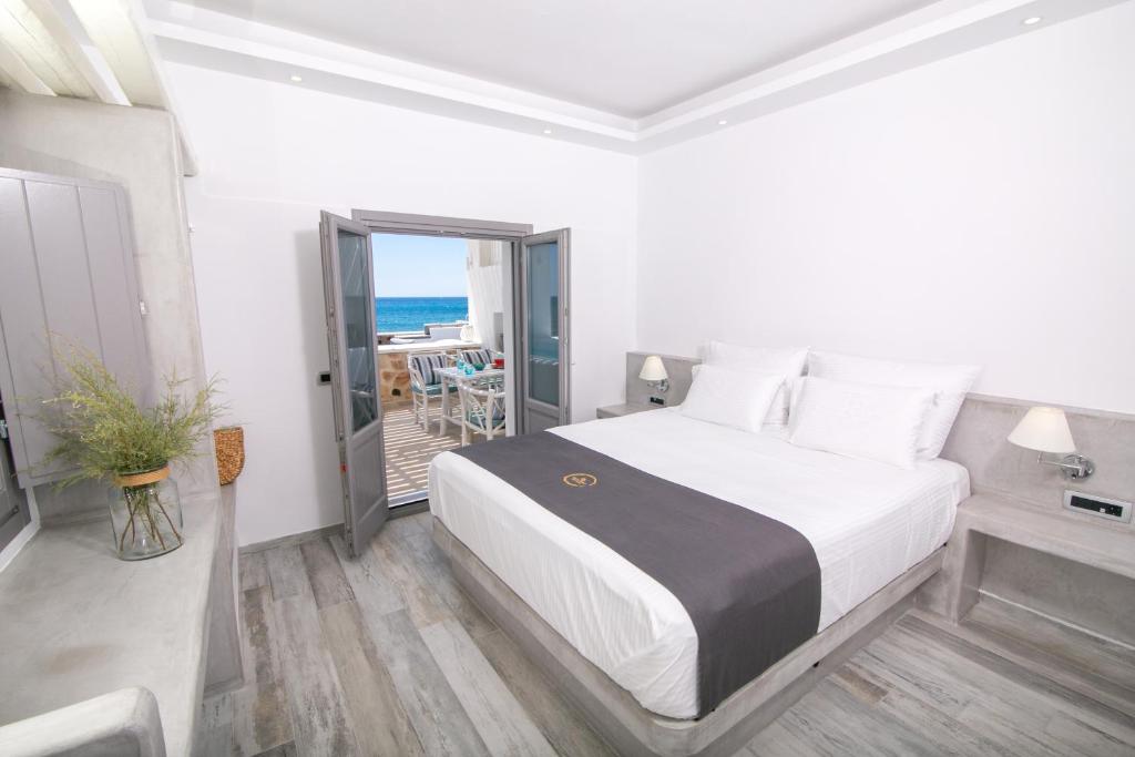Postel nebo postele na pokoji v ubytování Aegean Melody Suites & Villas