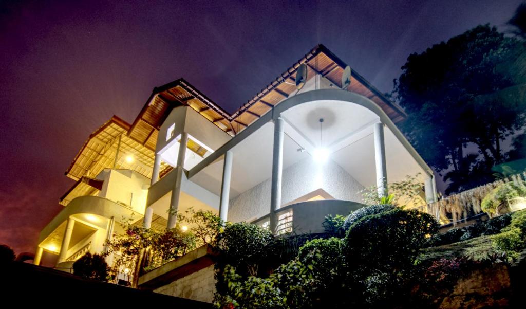 uma casa grande com uma luz em cima em Marvel Hills Kandy em Kandy