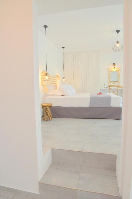 a bedroom with a bed in a white room at La casa de Verde in Péran Triovasálos