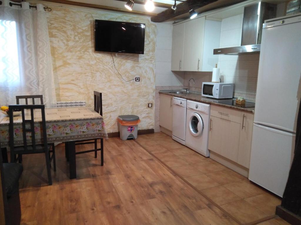 A kitchen or kitchenette at Apartamentos Turisticos Julia